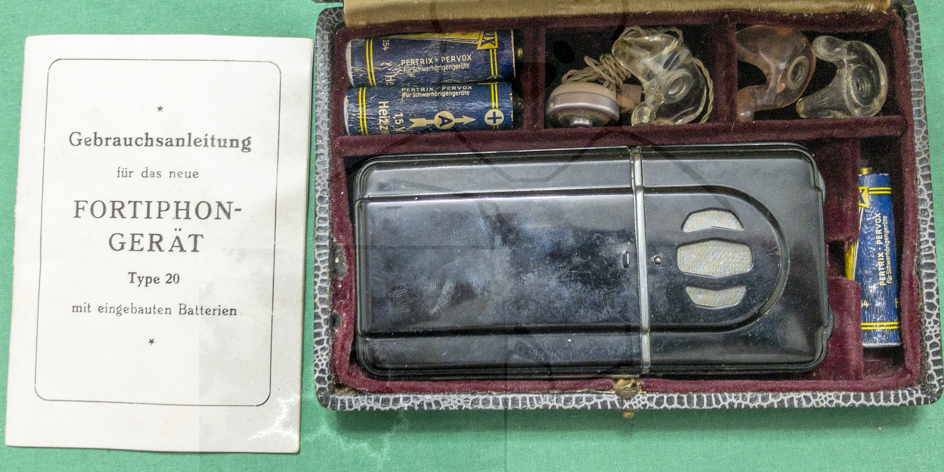 Hörgerät "Fortiphone Type 20", ca. 1949, Gefüllte Box inkl. Anleitung